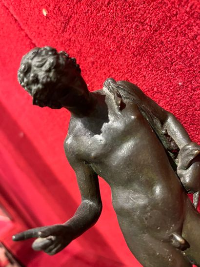 Ephèbe en bronze patiné. Vers 1900. Haut.:...