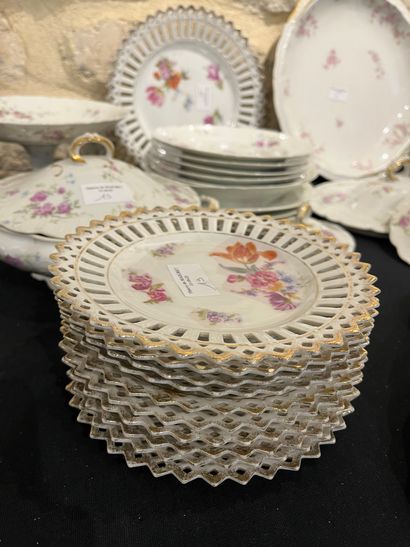 Porcelain manette including elements of a...