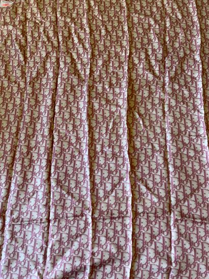 Un foulard Dior à motifs roses. Tâches et...