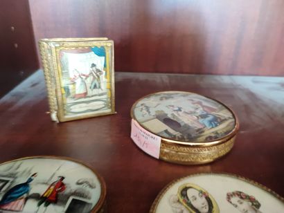 Lot de cinq boites romantiques en verre églomisé...