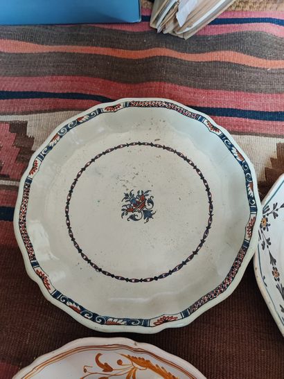 Lot d'assiettes en faïence dont un plat en...