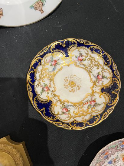 Lot of ceramic trinkets including a pair...