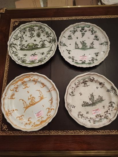 Moustiers. Quatre assiettes en faïence à...