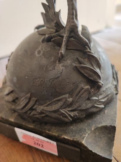 Coq en bronze sur socle marbre. Portant signature...