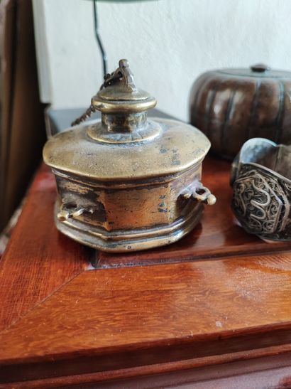 Lot comprenant trois boîtes Asie du Sud et...