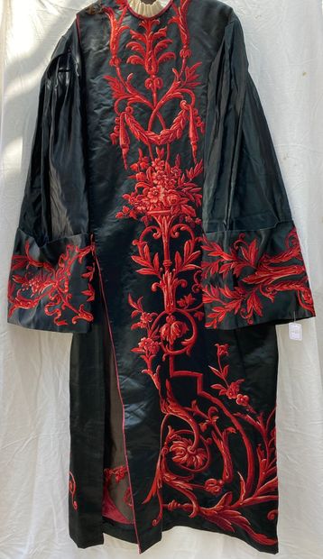 15- Lot including :
Long-sleeved black satin...