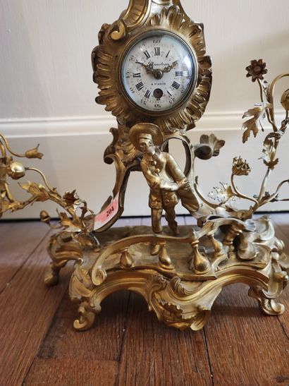 Petite pendule en bronze doré de style Rocaille...
