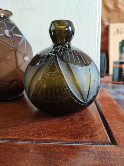 Deux vases vers 1925, dont l'un signé LEGRAS...