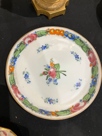 Lot of ceramic trinkets including a pair...