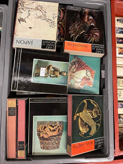 Crate of art volumes Art in the world.