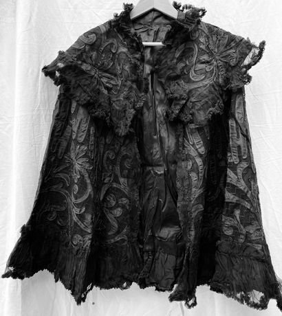16- Lot including: 
-Cape with large collar,...