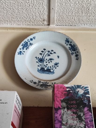Lot de céramiques diverses : 
Deux plats...