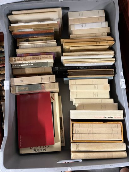 Two mannettes of paperback volumes including...