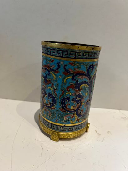 Cloisonné enamel brush pot in the Qianlong...