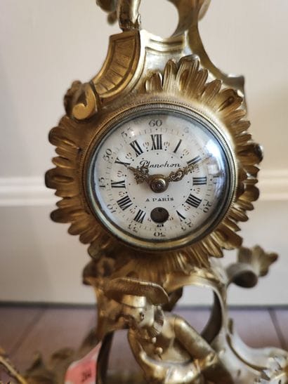 Petite pendule en bronze doré de style Rocaille...
