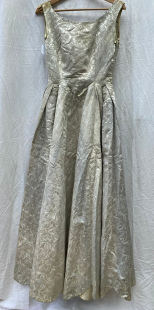 16- Lot including: 
-Cape with large collar,...
