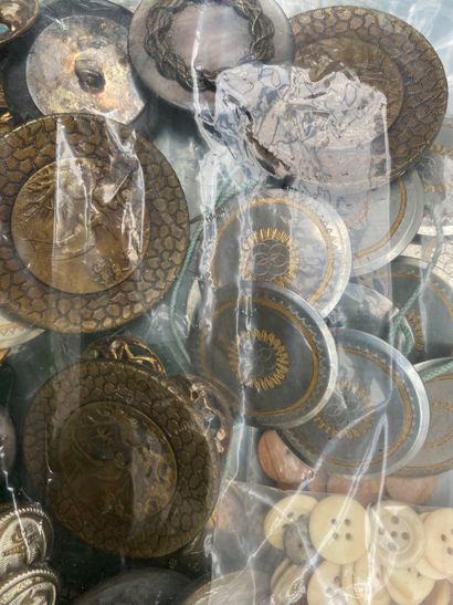 Ref2 Lot of various buttons: metal, mother-of-pearl,...