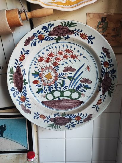 Lot de céramiques diverses : 
Deux plats...