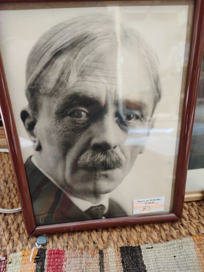 Lot de photographies et encadrés représentant...