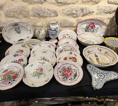 Mannette of ancient and modern earthenware...