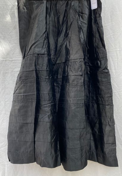 16- Lot including: 
-Cape with large collar,...