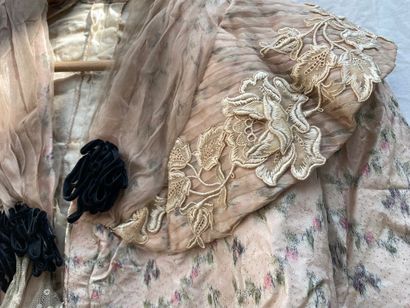 15- Lot including :
Long-sleeved black satin...