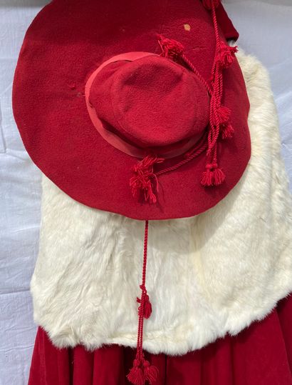 18- Cardinal's cape in red wool, two white...