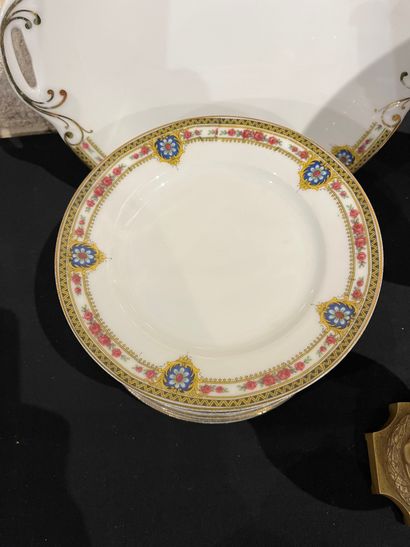 Lot of ceramic trinkets including a pair...