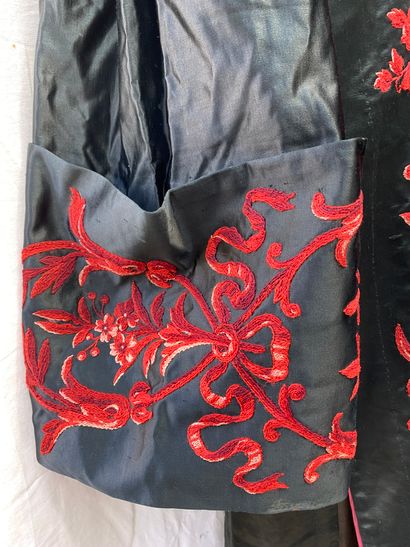 15- Lot including :
Long-sleeved black satin...