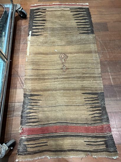 Lot d'environ 5 tapis dans le gout Kilim...