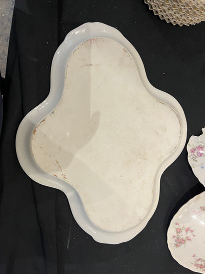 Porcelain manette including elements of a...