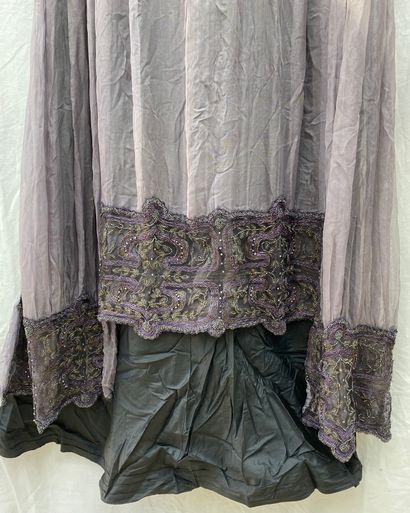15- Lot including :
Long-sleeved black satin...