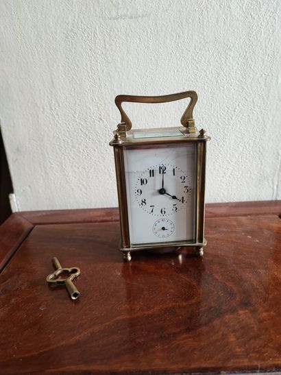 Pendulette de voyage 
Vers 1900
H : 14 cm...