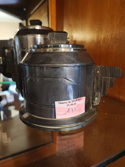 Trois éléments de service à café en métal...