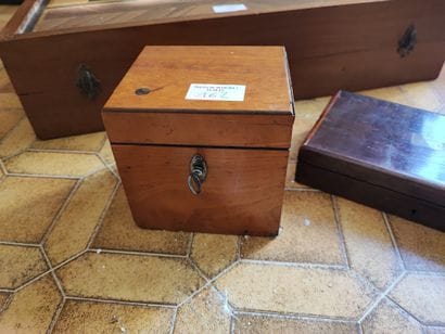 Lot de bibelots divers avec chevalet miniature,...
