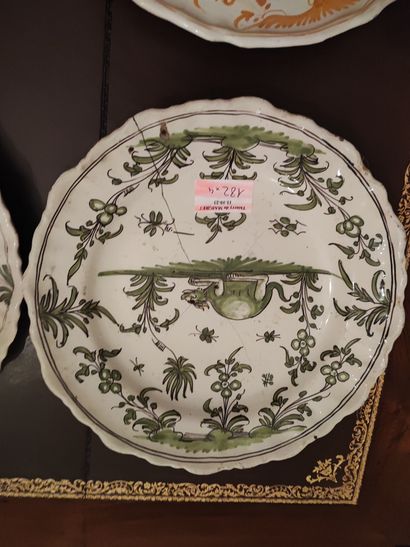 Moustiers. Quatre assiettes en faïence à...