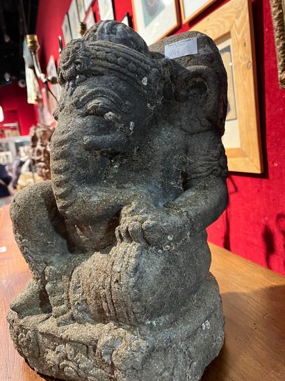 Divinité 
Statuette en grés 
Ref 201