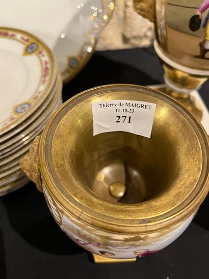 Lot of ceramic trinkets including a pair...