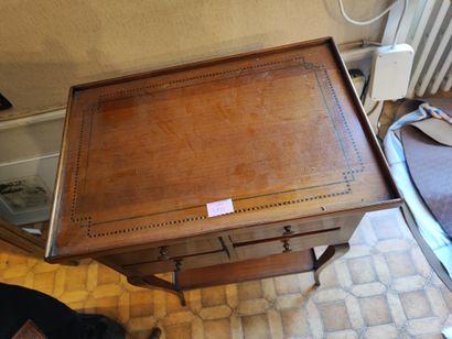 Lot de petits mobiliers comprenant un fauteuil...