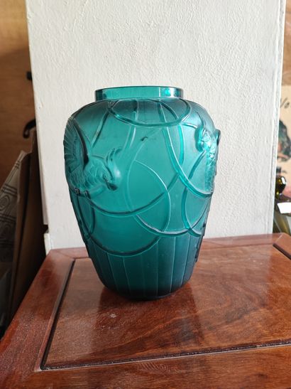 Vase en verre bleu à décor de perruches signé...