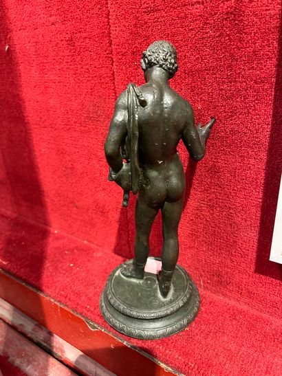 Ephèbe en bronze patiné. Vers 1900. Haut.:...