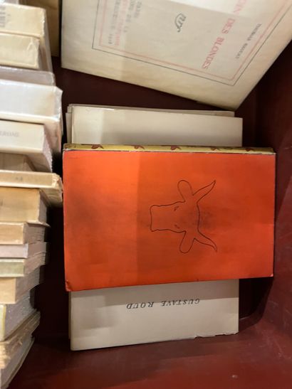 Two mannettes of paperback volumes including...
