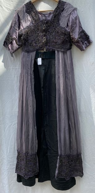 15- Lot including :
Long-sleeved black satin...