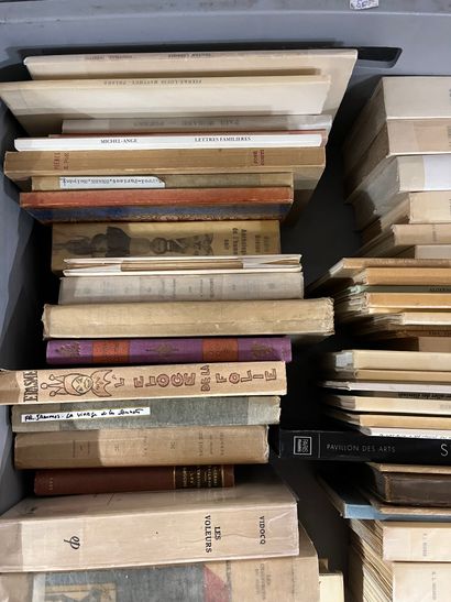 Two mannettes of paperback volumes including...