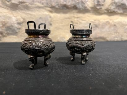 Travail asiatique, deux salerons à décor...