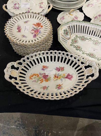 Porcelain manette including elements of a...