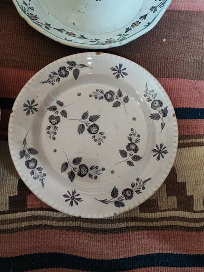 Lot d'assiettes en faïence dont un plat en...