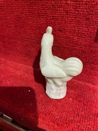 CHINE
Figurine représentant un coq en porcelaine...