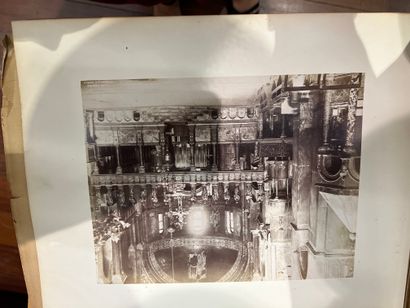 Lot de photographies et encadrés représentant...