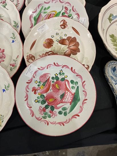 Mannette of ancient and modern earthenware...